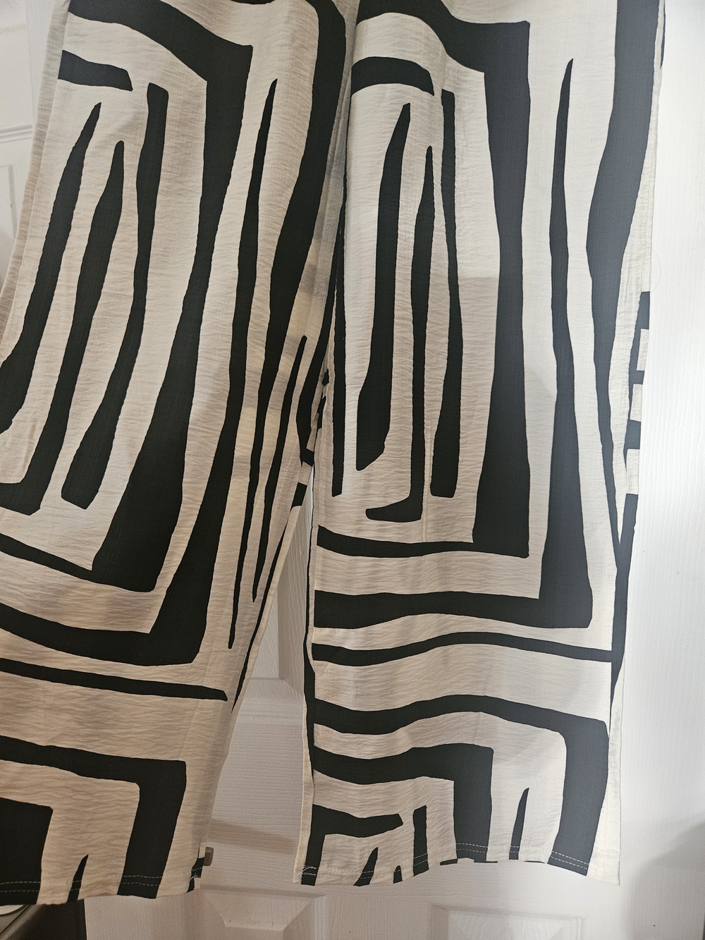 💕❣️Women New Geometrics Black & Ivory Striped Wide-Leg Pants - NWT - Size L❤️💕 - Picture 3 of 9
